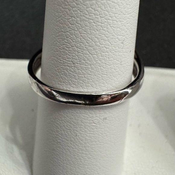 925 Silver Red Pearl Ring Accented w/ CZ Baguettes surrounding the Pearl Top. - Picture 5 of 10